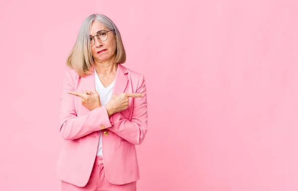 Středního Věku Cool Žena Vypadá Zmateně Zmateně Nejistě Ukazuje Opačným — Stock fotografie