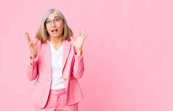 Mujer Guay Mediana Edad Mirando Sorprendido Asombrado Con Mandíbula Cayó —  Fotos de Stock