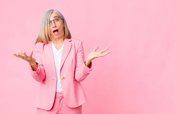 Mujer Fresca Mediana Edad Con Boca Abierta Sorprendido Sorprendido Asombrado — Foto de Stock