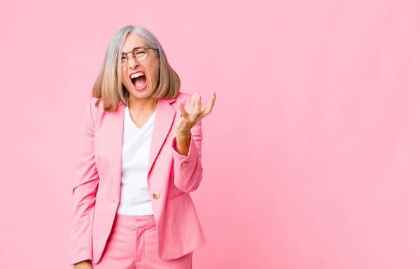 Meia Idade Mulher Legal Olhando Irritado Irritado Frustrado Gritando Que — Fotografia de Stock