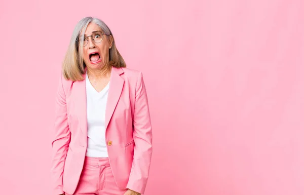 Middelbare Leeftijd Koele Vrouw Gevoel Doodsbang Geschokt Met Mond Wijd — Stockfoto