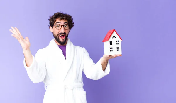 Joven Loco Barbudo Hombre Usando Albornoz Concepto Casa —  Fotos de Stock