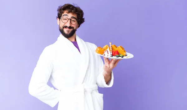 Genç Çılgın Sakallı Adam Bornoz Giyiyor Waffle Yiyor — Stok fotoğraf