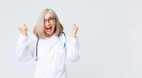 Lekarz Średnim Wieku Kobieta Czuje Się Szczęśliwy Pozytywny Udany Świętując — Zdjęcie stockowe