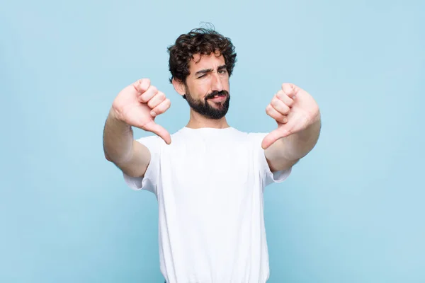 Junger Verrückter Bärtiger Mann Der Traurig Enttäuscht Oder Wütend Aussieht — Stockfoto