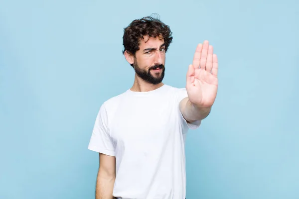 Junger Verrückter Bärtiger Mann Der Ernst Streng Unzufrieden Und Wütend — Stockfoto