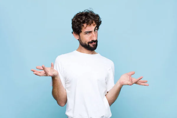 Jong Gek Baardman Kijken Verbaasd Verward Gestrest Afvragen Tussen Verschillende — Stockfoto