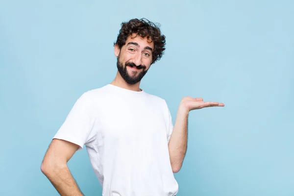 Joven Hombre Barbudo Loco Sonriendo Sintiéndose Seguro Exitoso Feliz Mostrando —  Fotos de Stock