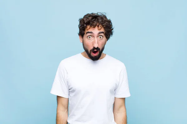 Joven Hombre Barbudo Loco Buscando Muy Sorprendido Sorprendido Mirando Con — Foto de Stock