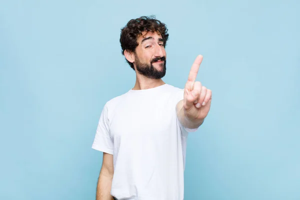 Joven Barbudo Loco Sonriendo Orgullosa Confiadamente Haciendo Pose Número Uno —  Fotos de Stock