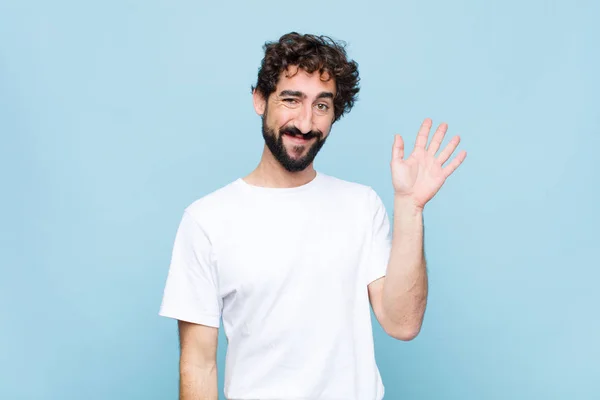 Joven Barbudo Loco Sonriendo Feliz Alegremente Saludándote Con Mano Dándote —  Fotos de Stock