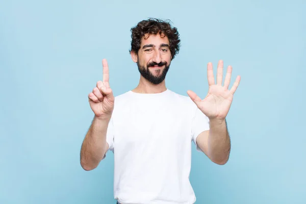 Junger Verrückter Bärtiger Mann Der Freundlich Lächelt Und Nummer Sechs — Stockfoto