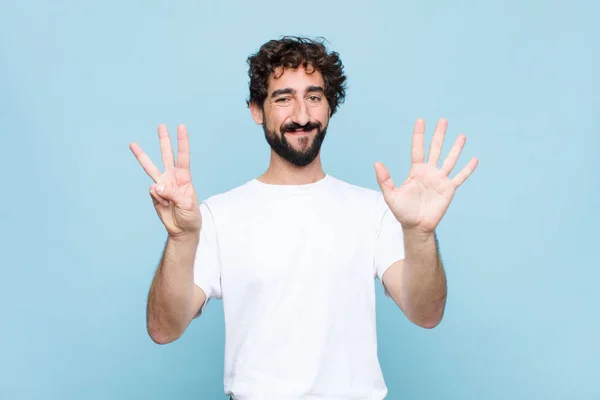 Junger Verrückter Bärtiger Mann Der Freundlich Lächelt Und Die Zahl — Stockfoto