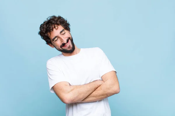 Jonge Gekke Bebaarde Man Lachen Gelukkig Met Armen Gekruist Met — Stockfoto