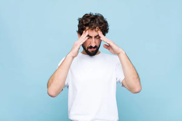 Junger Verrückter Bärtiger Mann Sieht Gestresst Und Frustriert Aus Arbeitet — Stockfoto