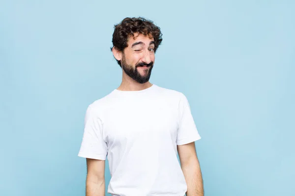 Joven Hombre Barbudo Loco Mirando Feliz Amable Sonriendo Guiñando Ojo — Foto de Stock