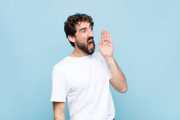 Junger Verrückter Bärtiger Mann Der Laut Und Wütend Schreit Platz — Stockfoto