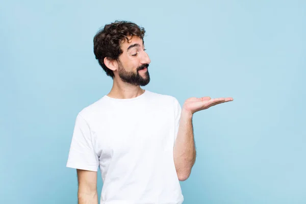 Joven Barbudo Loco Sintiéndose Feliz Sonriendo Casualmente Mirando Objeto Concepto —  Fotos de Stock