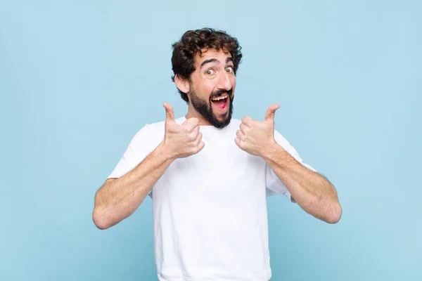 Jovem Louco Barbudo Homem Sorrindo Amplamente Olhando Feliz Positivo Confiante — Fotografia de Stock