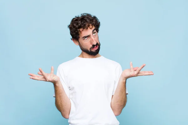 Junger Verrückter Bärtiger Mann Zuckt Mit Einem Stummen Verrückten Verwirrten — Stockfoto