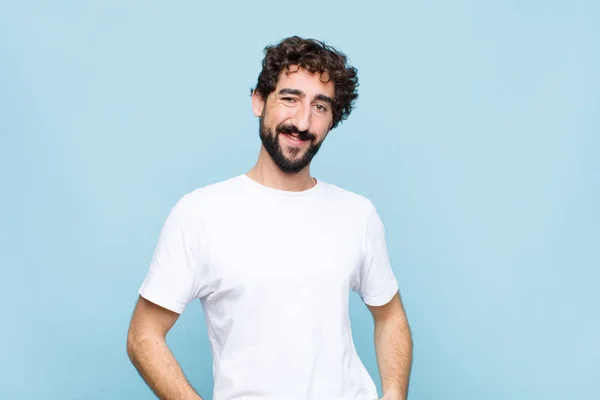 Joven Hombre Barbudo Loco Sonriendo Alegre Casualmente Con Una Expresión —  Fotos de Stock