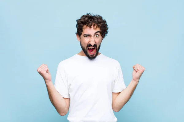 Junger Verrückter Bärtiger Mann Schreit Aggressiv Mit Wütendem Gesichtsausdruck Oder — Stockfoto