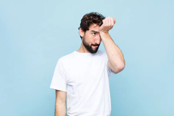 Junger Verrückter Bärtiger Mann Der Die Handfläche Zur Stirn Hebt — Stockfoto