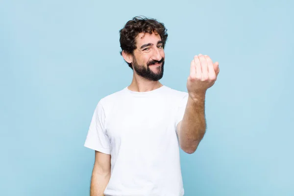 Jonge Gekke Baardman Voelt Zich Gelukkig Succesvol Zelfverzekerd Geconfronteerd Met — Stockfoto