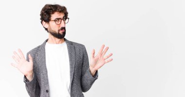 Genç çılgın iş adamı sinirli, sinirli ve sinirli görünüyor. Duvara karşı senin sorunun ne?