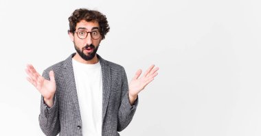 Genç çılgın işadamı şaşırmış ve şaşkın bakıyor. Düz duvara karşı inanılmaz bir şey fark edince, ağzı açık kaldı.