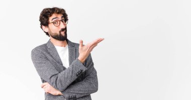 Genç çılgın iş adamı, kafası karışık ve bilgisiz hissediyor, şüpheli bir açıklama ya da düz duvara karşı düşüncelerini merak ediyor.