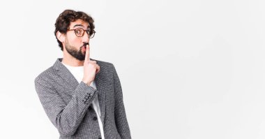 Genç çılgın işadamı sessizlik ve sessizlik istiyor, parmaklarıyla ağzının önünde işaret ediyor, 