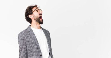 Genç çılgın işadamı öfkeyle bağırıyor, agresif bir şekilde bağırıyor, stresli ve sinirli görünüyor.