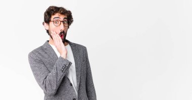 Genç çılgın iş adamı şok olmuş ve şaşkınlıktan ağzı açık bir şekilde yüz yüze inanamamaya başlamış.