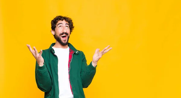 Jovem Louco Barbudo Homem Sentindo Feliz Surpreso Sortudo Surpreso Comemorando — Fotografia de Stock