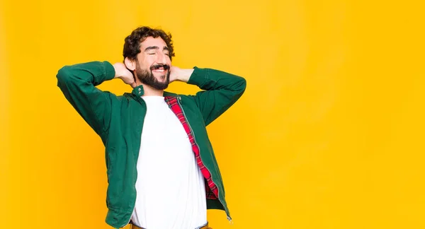 Jovem Louco Barbudo Homem Sorrindo Sentindo Relaxado Satisfeito Despreocupado Rindo — Fotografia de Stock