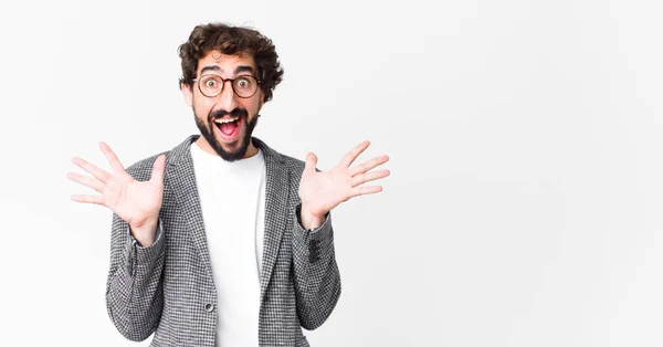 Joven Empresario Loco Buscando Feliz Emocionado Sorprendido Con Una Sorpresa — Foto de Stock