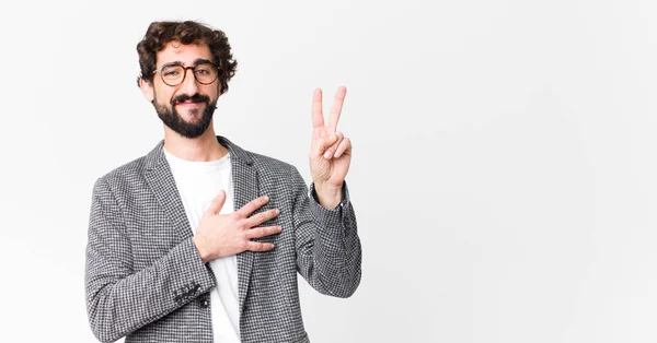 Jonge Gekke Zakenman Zoek Naar Gelukkig Zelfverzekerd Betrouwbaar Glimlachend Tonen — Stockfoto