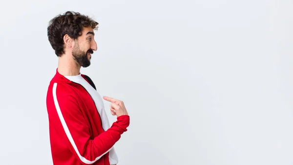 Jonge Man Met Baard Terug Uitzicht Zoek Gelukkig Trots Verrast — Stockfoto