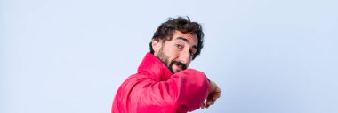 Genç sakallı adam bir şey ifade ediyor. covid 19 veya coronavirüs 