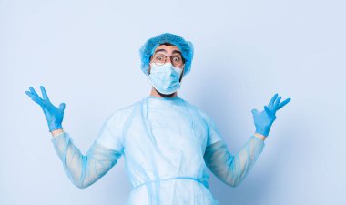 Genç sakallı adam bir şey ifade ediyor. covid 19 veya coronavirüs 