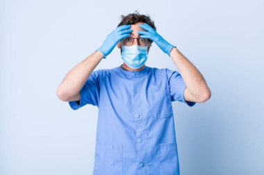 Dehşete kapılmış ve şok olmuş hisseden genç adam, bir hata yüzünden panikliyor. Coronavirus konsepti