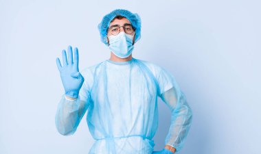 Genç adam gülümsüyor ve arkadaş canlısı görünüyor, dört ya da dört numarayı gösteriyor, eli önde, geri sayıyor. Coronavirus konsepti