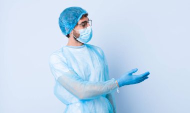 Genç adam gülümsüyor, seni selamlıyor ve başarılı bir anlaşma için el sıkışmayı teklif ediyor, işbirliği konsepti. Coronavirus konsepti