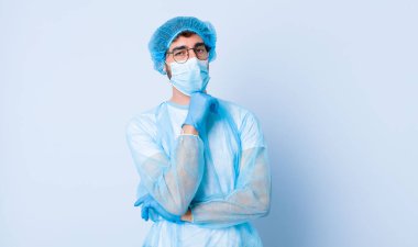 Genç adam gülümsüyor, hayattan zevk alıyor, mutlu, arkadaş canlısı, tatmin olmuş ve tasasız. Coronavirus konsepti