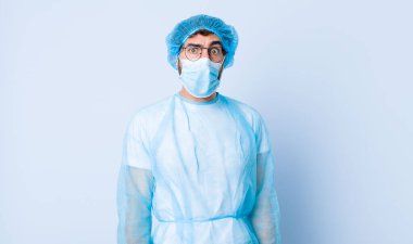 Delikanlı korkmuş ve şok olmuş hissediyor, ağzı açık ve şaşkınlık içinde. Coronavirus konsepti