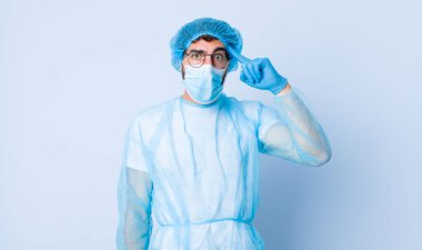 Genç adam şaşırmış, ağzı açık, şok olmuş, yeni bir düşünce, fikir ya da konseptin farkına varıyor. Coronavirus konsepti