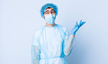 Genç adam mutlu, şaşırmış ve neşeli, olumlu bir tavırla gülümseyen, bir çözüm ya da fikir gerçekleştiren. Coronavirus konsepti