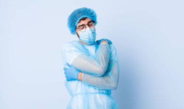 Genç adam aşık oluyor, gülümsüyor, sarılıyor ve kendine sarılıyor, bekar kalıyor, bencil ve benmerkezci oluyor. Coronavirus konsepti