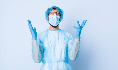 Genç adam öfkeyle bağırıyor, stresli hissediyor ve ellerini havaya kaldırıp neden ben diye bağırıyor. Coronavirus konsepti